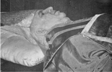 Der unverweste Leichnam bei der 2. Grablegung in der Kathedrale von Xalapa 1954